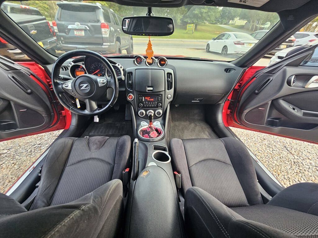 Used 2017 Nissan 370Z Coupe RWD image 15