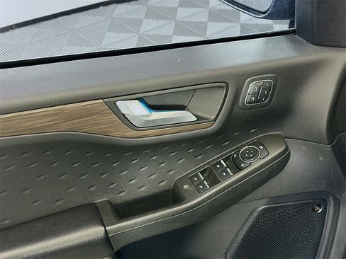 Used 2020 Ford Escape Titanium image 18