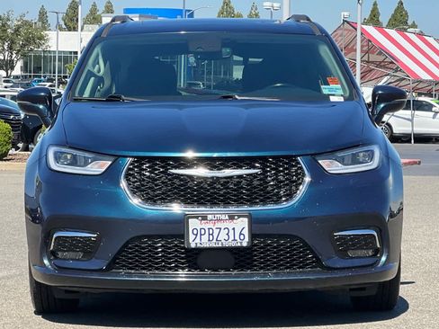 Used 2021 Chrysler Pacifica Touring w/ Uconnect Theater Family Group FWD image 10