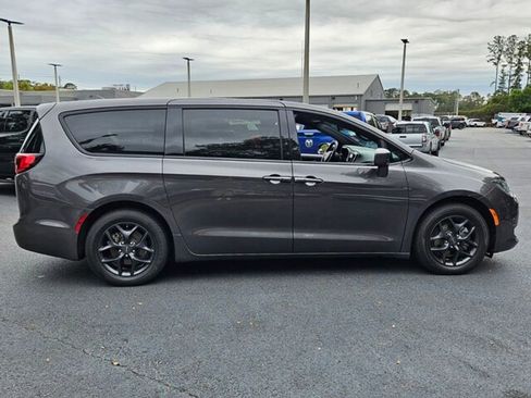 Used 2020 Chrysler Pacifica Touring w/ S Appearance Package image 16
