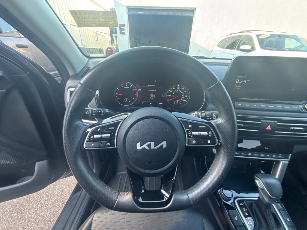 Certified 2023 Kia Seltos SX w/ SX Sunroof Package AWD/4WD image 13