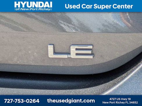 Used 2021 Toyota Highlander LE FWD image 15