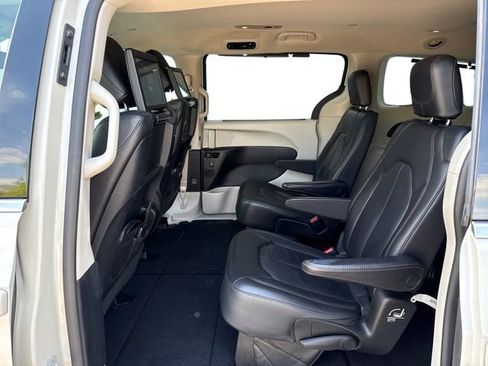 Used 2019 Chrysler Pacifica Touring-L Plus w/ Advanced Safetytec Group FWD image 11