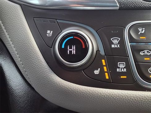 Used 2018 Chevrolet Equinox Premier image 8