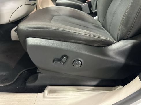 Used 2017 Chrysler Pacifica Touring FWD image 18