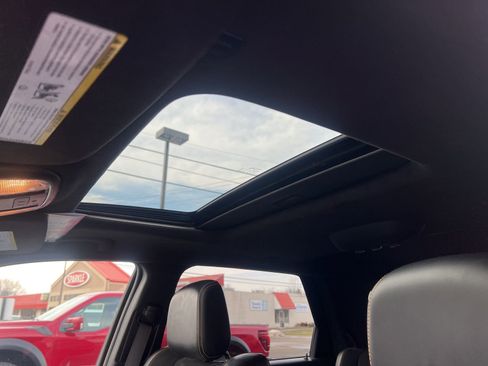 Used 2023 Dodge Durango R/T w/ Hemi Orange Plus Package image 9