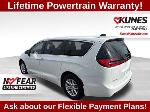 Used 2023 Chrysler Pacifica Touring-L image 8