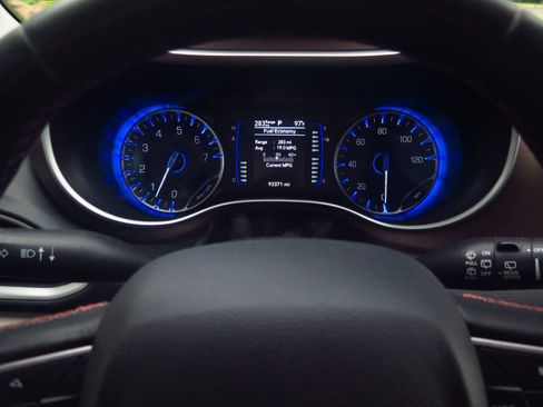 Used 2019 Chrysler Pacifica Touring-L FWD image 9