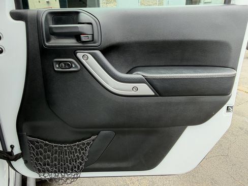 Used 2016 Jeep Wrangler Unlimited Rubicon AWD/4WD image 16