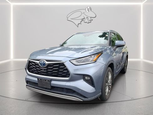 Used 2021 Toyota Highlander Platinum AWD/4WD image 2