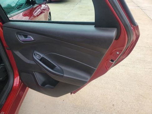 Used 2016 Ford Focus SE w/ SE Sport Package FWD image 8