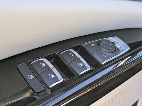 Used 2024 Kia Carnival EX image 11