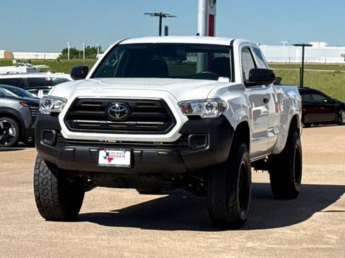 Used 2019 Toyota Tacoma SR image 4