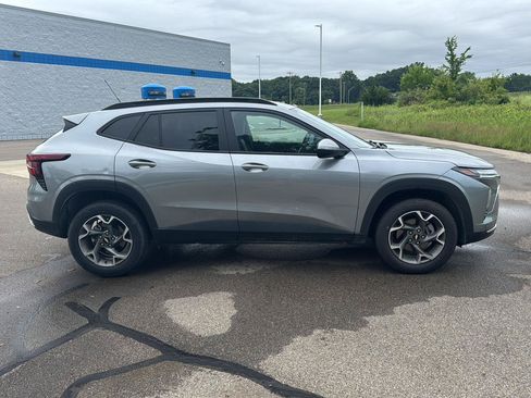 Used 2025 Chevrolet Trax LT FWD image 6