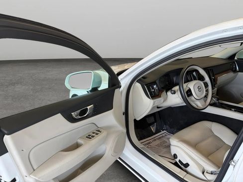 Used 2021 Volvo S60 T6 Momentum image 9