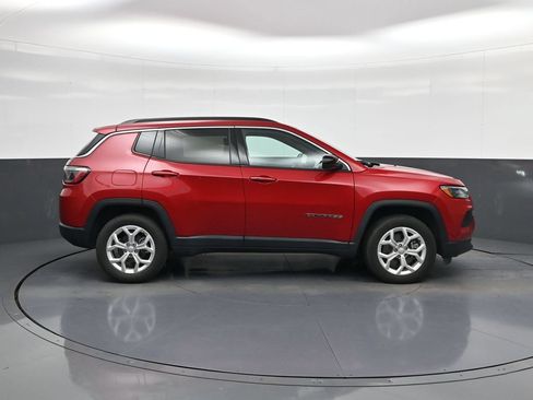 Used 2024 Jeep Compass Latitude AWD/4WD image 11