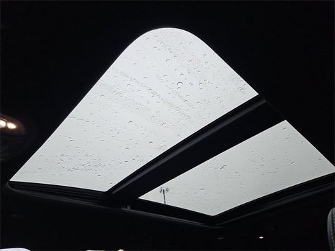 Used 2026 Chrysler Pacifica Select image 3