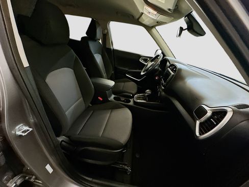 Used 2025 Kia Soul LX w/ LX Technology Package FWD image 31