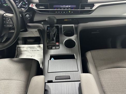 Used 2025 Toyota Sienna LE image 39