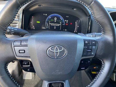 Used 2025 Toyota Camry SE image 14