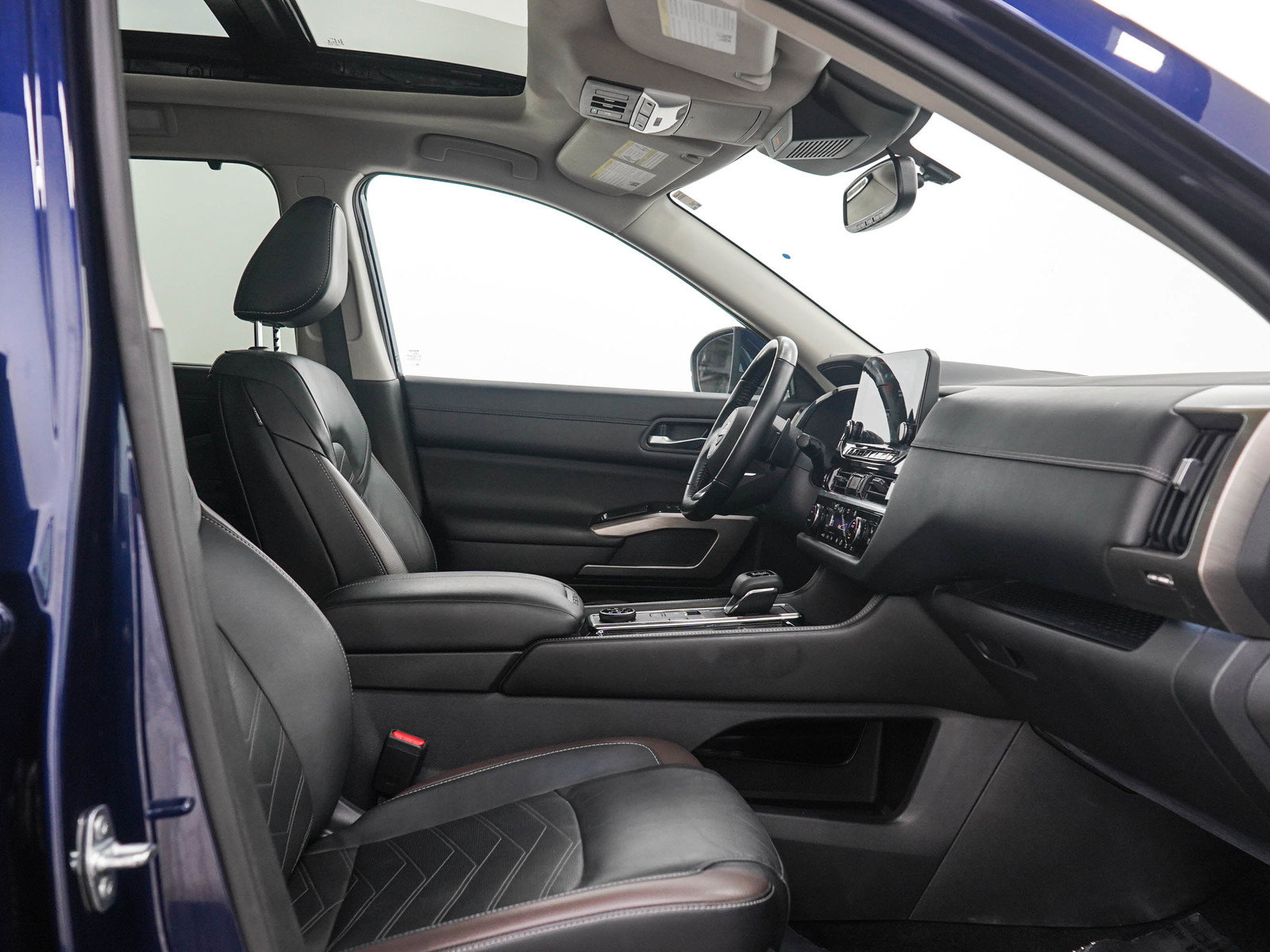 Used 2022 Nissan Pathfinder Platinum AWD/4WD image 12