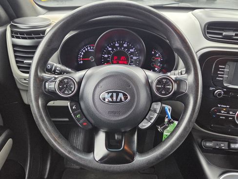 Used 2017 Kia Soul + image 15