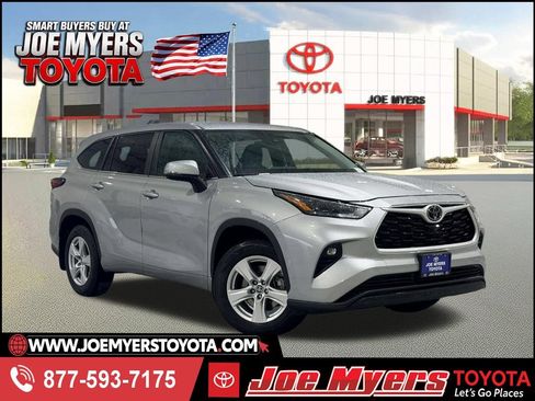 Used 2024 Toyota Highlander LE AWD/4WD image 1