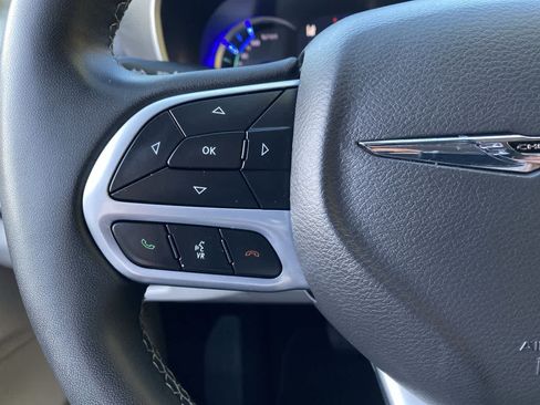 Used 2024 Chrysler Pacifica Limited FWD image 19
