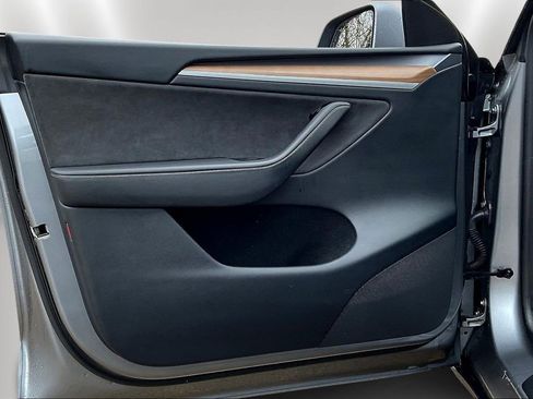 Used 2024 Tesla Model Y Long Range image 19