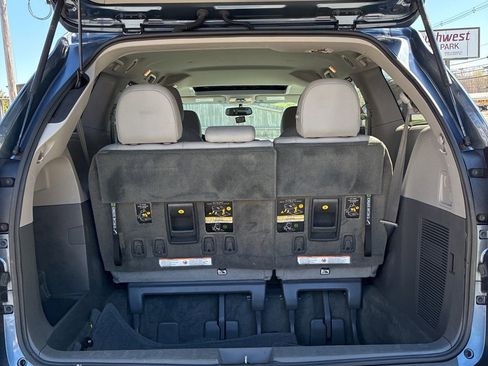 Used 2017 Toyota Sienna XLE AWD/4WD image 5