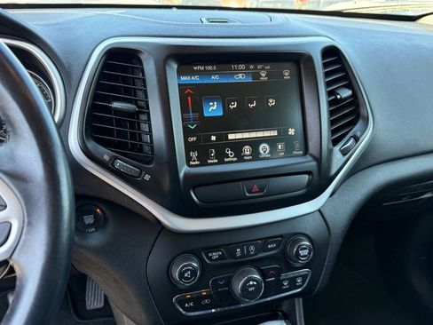 Used 2018 Jeep Cherokee Latitude Plus AWD/4WD image 19