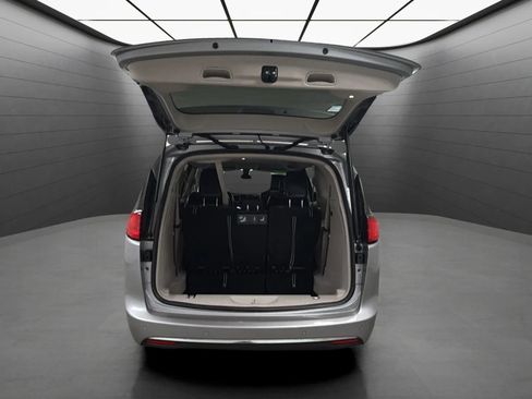 Used 2020 Chrysler Pacifica Touring-L FWD image 20