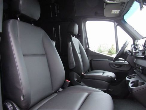 Used 2022 Mercedes-Benz Sprinter 2500 image 15
