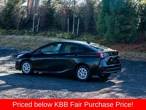 Used 2022 Toyota Prius LE image 5