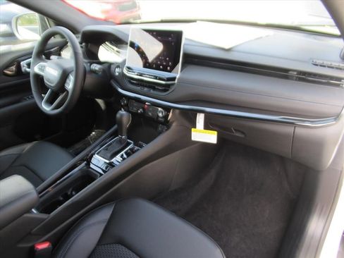 New 2026 Jeep Compass Latitude image 10