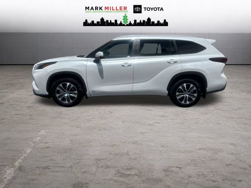 Certified 2025 Toyota Highlander XLE AWD/4WD image 2