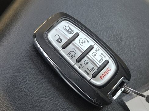 Used 2023 Chrysler Pacifica Touring-L image 22