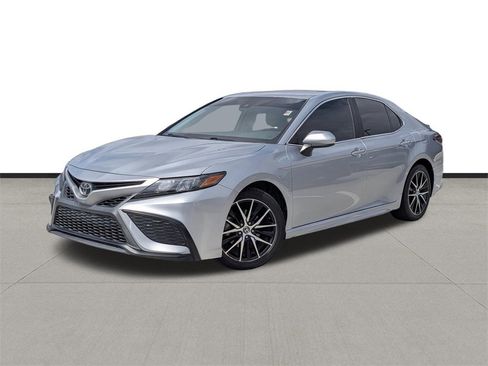 Used 2021 Toyota Camry SE image 1