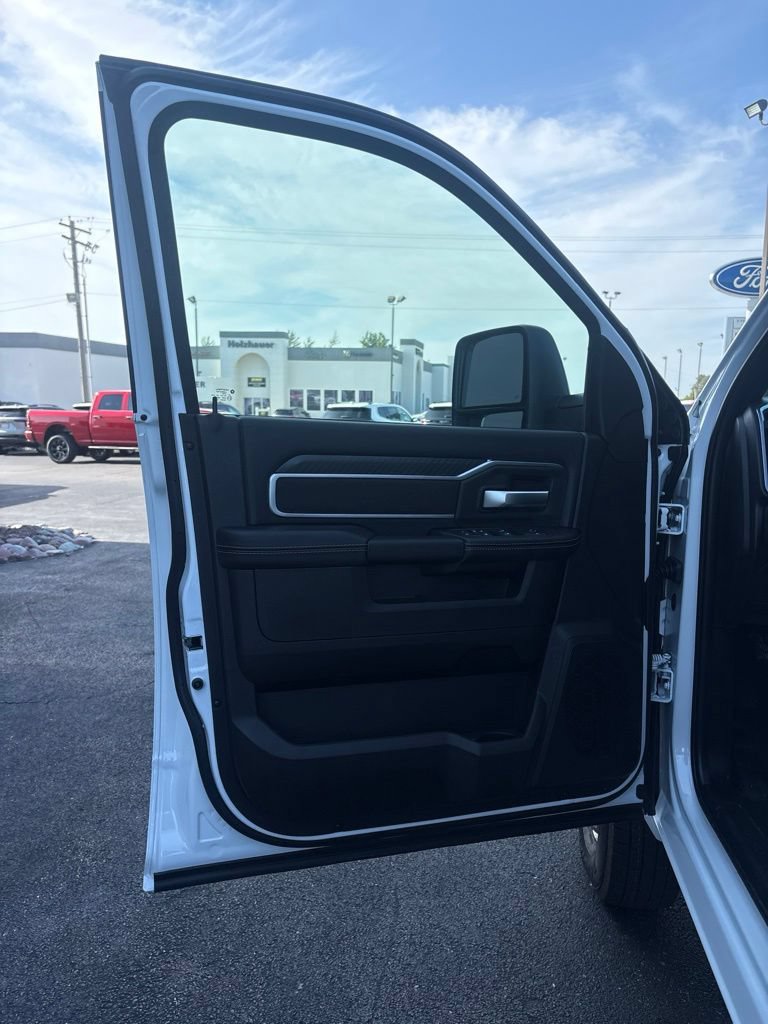 New 2026 RAM 3500 Big Horn AWD/4WD image 15
