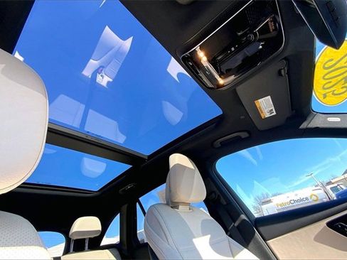 Used 2025 Mercedes-Benz GLC 350e 4MATIC image 11