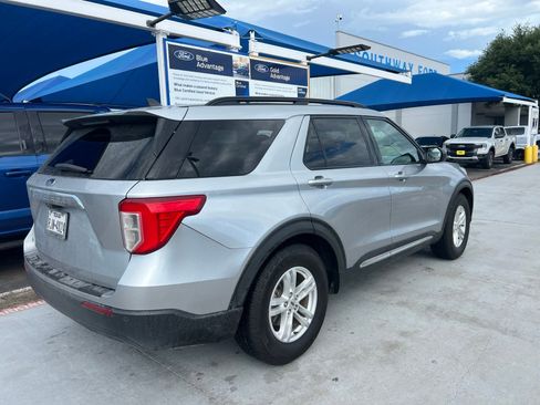 Used 2021 Ford Explorer XLT RWD image 3