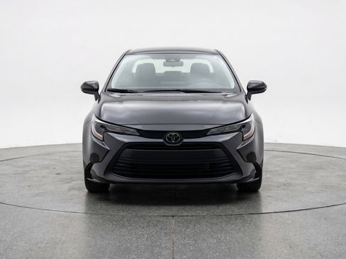 Used 2025 Toyota Corolla LE FWD image 2