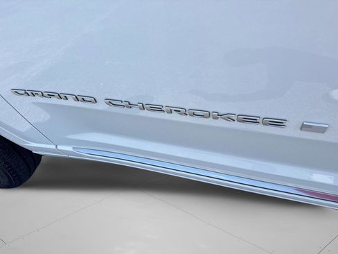 Used 2025 Jeep Grand Cherokee Summit AWD/4WD image 27