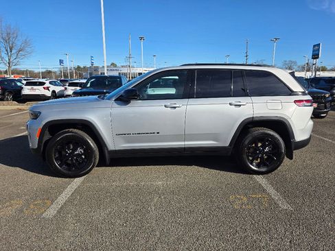 New 2025 Jeep Grand Cherokee Altitude image 8