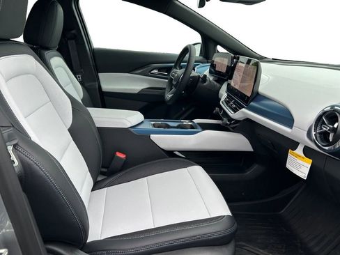 New 2026 Chevrolet Equinox EV LT w/ LPO, Blackout Package FWD image 17