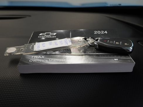 Used 2024 Chevrolet Trax RS w/ Sunroof Package image 37