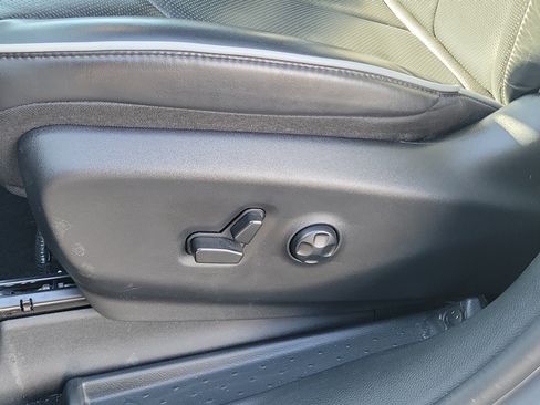 Used 2025 Chrysler Pacifica Limited image 11