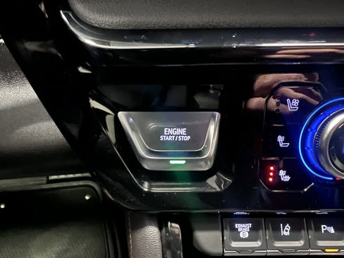 Used 2025 GMC Sierra 2500 AT4 image 27