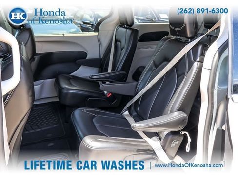 Used 2024 Chrysler Pacifica Touring-L FWD image 11