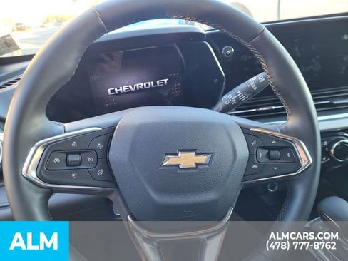Used 2025 Chevrolet Trax LT w/ LT Convenience Package image 5